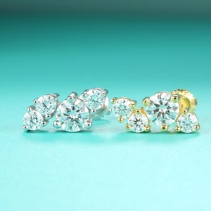 Macro d'oreilles en argent 925 et moissanite avec serti griffes ondulé