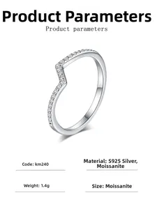 Détail d'une bague en argent sterling S925 en forme de V sertie de moissanites
