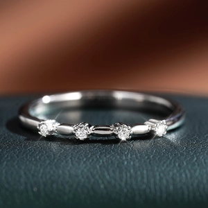 Vue macro de la bague en argent S925 avec quatre pierres rondes et un anneau en olive