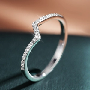 Bague en V minimaliste en argent sterling S925 avec pavé de pierres sur cuir vert