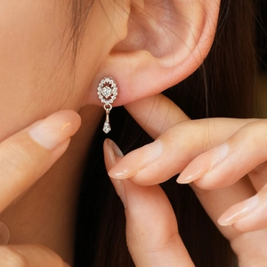 Boucles d'oreilles Œil de Diable en argent 925 et moissanite portées par un mannequin