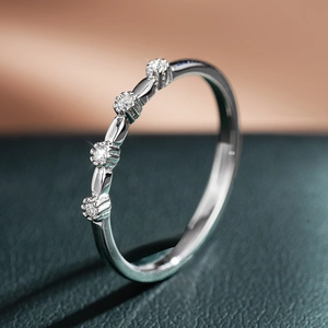 Bague asymétrique minimaliste en argent 925 avec quatre moissanites étincelantes