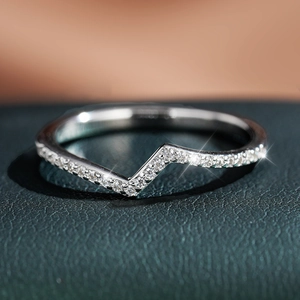 Macro d'une bague en argent S925 en forme de V avec micro-pavage étincelant