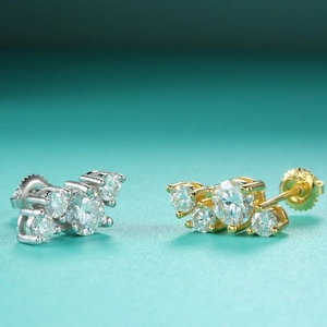 Vue détaillée des boucles d'oreilles en argent 925 avec moissanite en or et argent