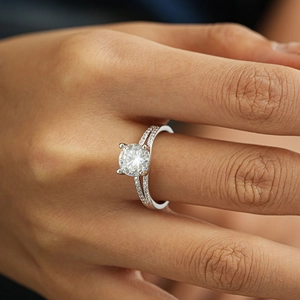 Classic S925 sterling silver ring with double-row pavé and sparkling moissanite stone