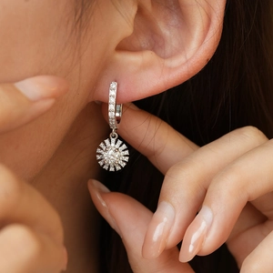 Orecchini pendenti in argento S925 e moissanite con design a girasole e nappe