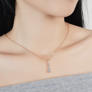 Collier en argent S925 or rose avec quatre pierres moissanites dégradées sur la clavicule