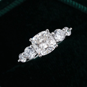 Anello in moissanite da 2 carati taglio cushion con pietre laterali in scatola di velluto