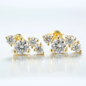 Détail de boucles d'oreilles asymétriques en argent 925 avec moissanite et fini or