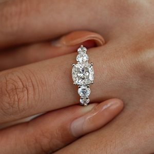 Anello in moissanite da 2ct taglio cushion a cinque pietre in argento al dito