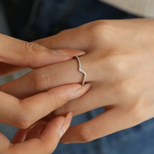 Gros plan d'une bague en argent 925 en forme de V sertie de zircons sur un mannequin