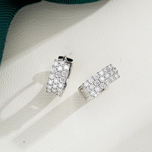 Boucles d'oreilles créoles larges en argent 925 avec moissanite et pavé de pierres multi-rangs