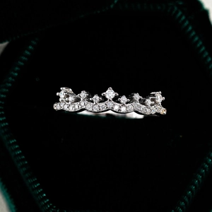 Sparkling S925 sterling silver crown ring with moissanite pavé in a green velvet box