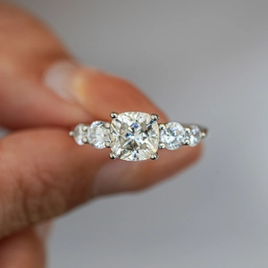 Elegante anello con cinque pietre in moissanite da 2 carati taglio cushion in argento