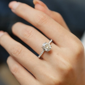 Bague élégante en argent S925 avec moissanite ovale 3ct et pavé portée au doigt