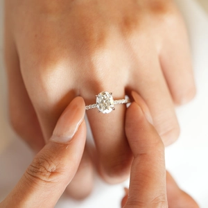 Bague élégante en argent de 3ct à coupe ovale avec griffes et anneau serti de pavés