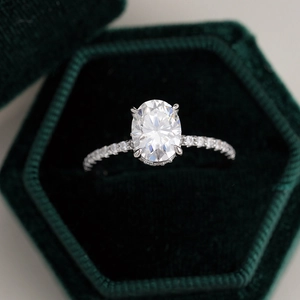Bague moissanite ovale 3ct en argent S925 avec pierres latérales dans un écrin vert