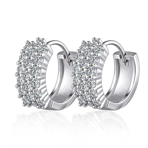 Boucles d'oreilles créoles en argent 925 et moissanite avec sertissage pavé et reflet