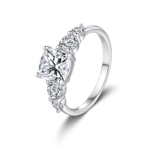 Anello in argento con moissanite da 2 carati taglio princess e montatura a quattro griffe