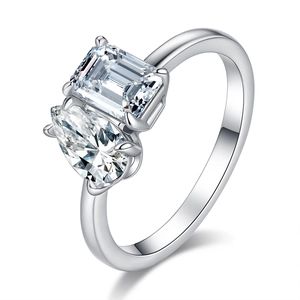 Classic 925 sterling silver ring with emerald and pear cut moissanite in Toi et Moi design