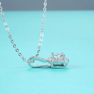 Collier classique en argent 925 avec pendentif moissanite 1 carat à coupe carrée