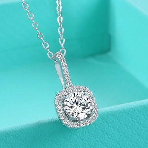 Collier en argent sterling 925 avec moissanite ronde de 1 carat dans un sertissage carré halo