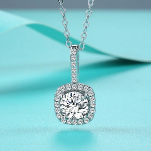 Collier classique en argent 925 avec pendentif halo carré et moissanite ronde de 1 carat
