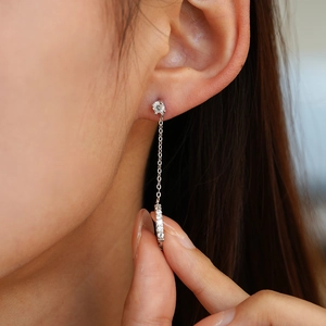 Boucles d'oreilles pendantes minimalistes en argent 925 avec moissanite