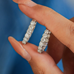 Boucles d'oreilles créoles en argent 925 et moissanite avec un cercle complet de diamants
