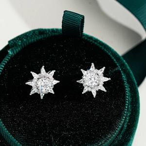 Elegant S925 sterling silver snowflake stud earrings featuring one carat moissanite stones