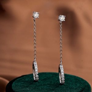 Élégantes boucles d'oreilles en argent 925 avec moissanite et longue chaîne à pompons