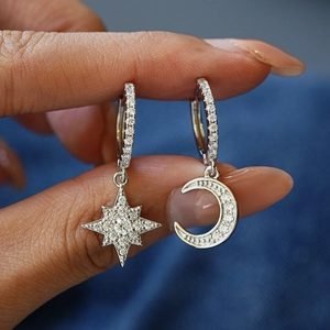 Asymmetrische S925 Silber Stern und Mond Ohrringe mit funkelnden Moissanit Steinen
