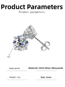 Détail de boucles d'oreilles moissanite en argent 925 avec pierres de 5mm et cœur