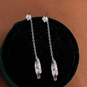 Détail de boucles d'oreilles à pampilles en argent et moissanite sur écrin en velours