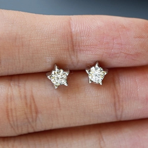 Elegant S925 sterling silver star stud earrings with brilliant moissanite stone