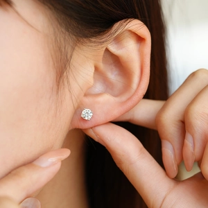 Boucles d'oreilles classiques en argent sterling 925 avec moissanite à 4 griffes