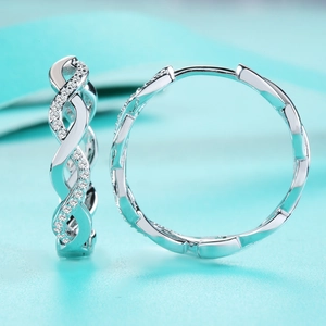 Orecchini a cerchio infinito in argento S925 con design a pavé di moissanite intrecciato