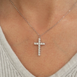 Collier croix en argent sterling S925 avec moissanite sur un modèle féminin