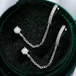 Macro de boucles d'oreilles chaînettes en argent 925 et moissanite sur velours
