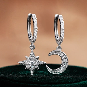 Elegante S925 Silber Stern und Mond Huggie Ohrringe mit schimmernden Moissanit-Steinen