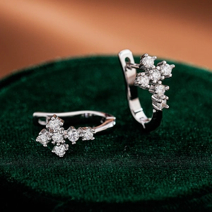 Boucles d'oreilles créoles en forme de croix avec moissanite en argent plaqué or blanc