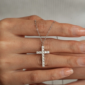 Élégant collier croix en argent sterling S925 avec pierres moissanite étincelantes en main