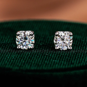 Boucles d'oreilles puces en argent S925 avec moissanite taille ronde et serti 4 griffes