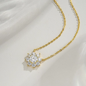 Collier tournesol en moissanite plaqué or 14K en argent 925 sur cuir blanc