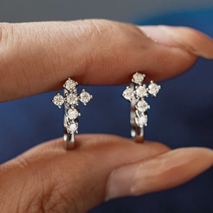 Paire de boucles d'oreilles croix en argent avec moissanites étincelantes à la main