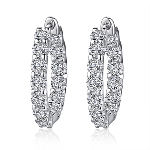Créoles classiques en argent sterling 925 avec pierres moissanite brillantes sur fond blanc