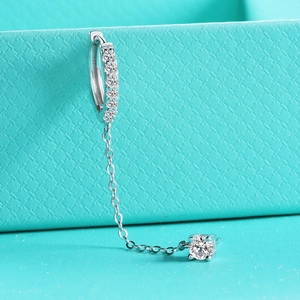 Vue détaillée de la boucle d'oreille huggie en argent 925 avec pampille en chaîne longue