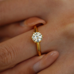 Bague classique en moissanite ronde 1ct avec monture à six griffes dorée