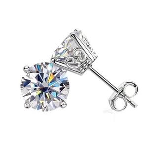 Boucles d'oreilles clous en argent 925 avec moissanite, monture quatre griffes et détails ciselés