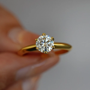 Bague moissanite ronde 1ct de 6,5mm avec sertissage classique à six griffes en or argent